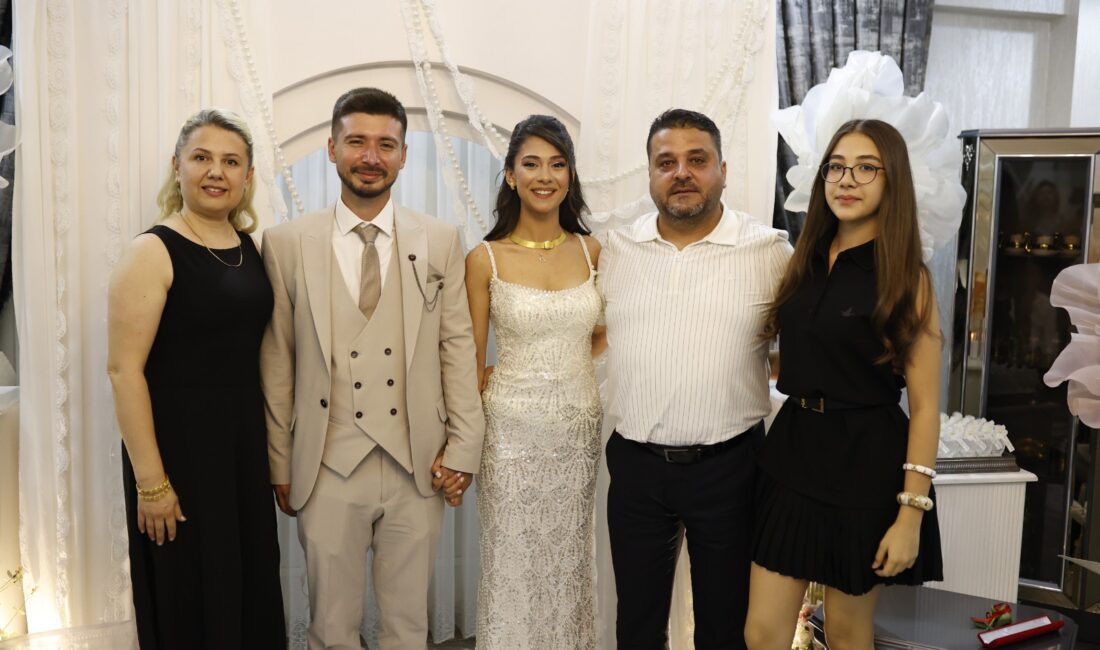 İncirliova’da Kemerli ve Peyman ailelerinin mutlu günü İncirliova'nın tanınan ve sevilen ailelerinden Kemerli ve Peyman aileleri, düzenlenen