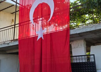 İncirliova'da Şehit ocağına Türk bayrağı asıldı