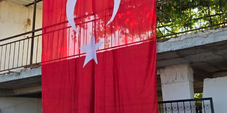 İncirliova'da Şehit ocağına Türk bayrağı asıldı