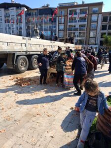 İncirliova’da TIR dolusu soğanı ücretsiz dağıttı (2)