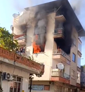 Aydın’ın İncirliova İlçesinde 4 katlı bir apartmanın 2’inci katında çıkan
