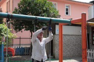 İncirliova Belediyesi, ilçe genelindeki parklarda bulunan çocuk oyun alanlarının bakım