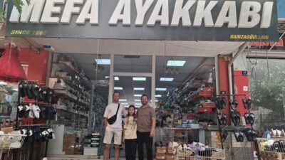 İncirliova'nın sevilen esnaflarından Mehmet ve Fatih Yüzbaşıoğlu kardeşler, dedelerinden ve