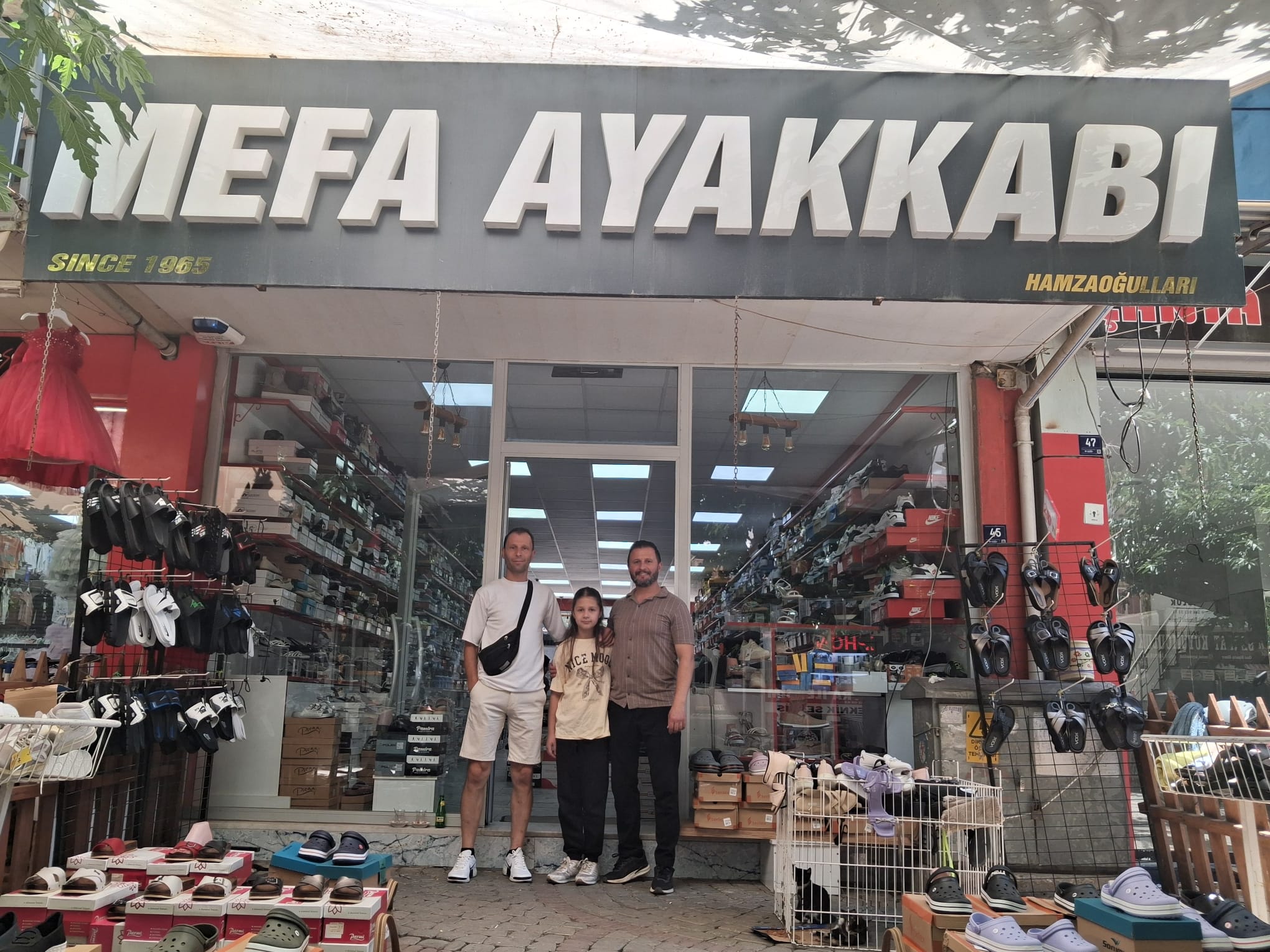 İncirliova'nın sevilen esnaflarından Mehmet ve Fatih Yüzbaşıoğlu kardeşler, dedelerinden ve