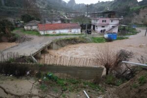 Aydın’ın İncirliova ilçesinde etkili olan sağanak yağışlar derelerin taşmasına neden