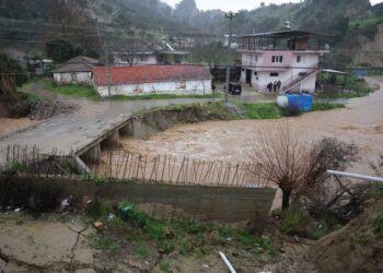 İncirliova’da dere taştı 9 ev tedbir amaçlı tahliye edildi (2)