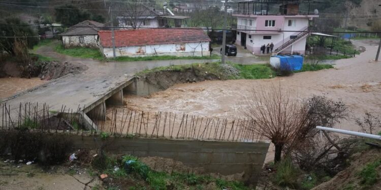 İncirliova’da dere taştı 9 ev tedbir amaçlı tahliye edildi (2)