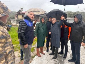 İncirliova’da dere taştı 9 ev tedbir amaçlı tahliye edildi (3) İncirliova’da dere taştı 9 ev tedbir amaçlı tahliye edildi (3)