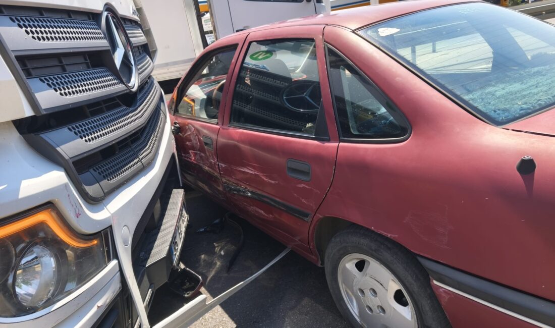 İncirliova’da facianın eşiğinden dönüldü Aydın’ın İncirliova ilçesinde TIR ile otomobilin çarpıştığı kazada şans eseri