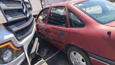 Aydın’ın İncirliova ilçesinde TIR ile otomobilin çarpıştığı kazada şans eseri