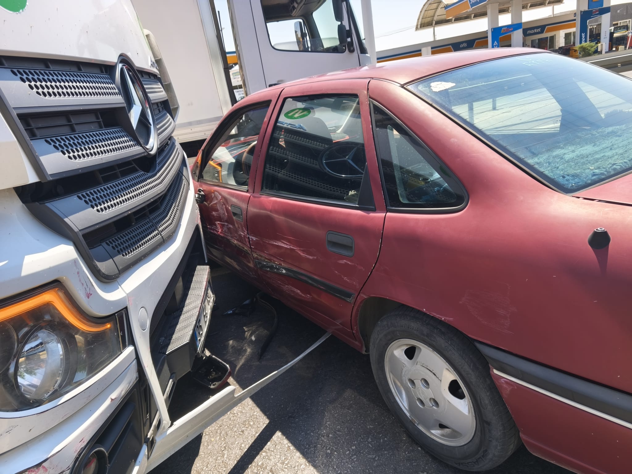 Aydın’ın İncirliova ilçesinde TIR ile otomobilin çarpıştığı kazada şans eseri