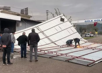 İncirliova’da fırtına nedeniyle iş yerinin çatısı uçtu (1)