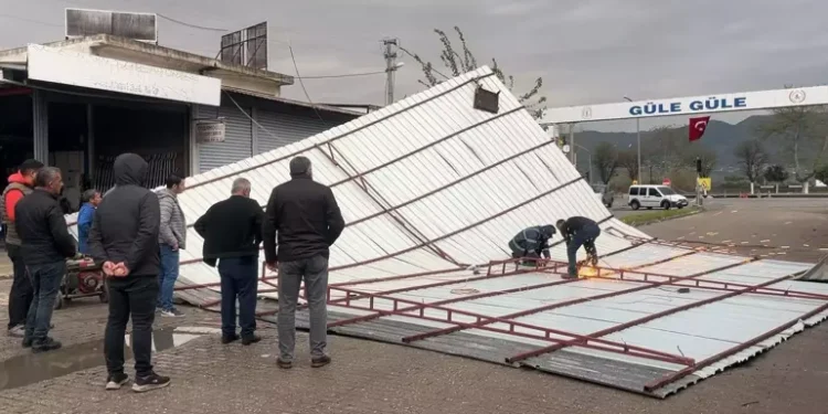 İncirliova’da fırtına nedeniyle iş yerinin çatısı uçtu (1)