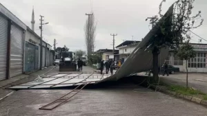 İncirliova’da fırtına nedeniyle iş yerinin çatısı uçtu (2)