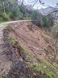 İncirliova’da heyelan Yolun bir kısmı çöktü İncirliova’da heyelan Yolun bir kısmı çöktü
