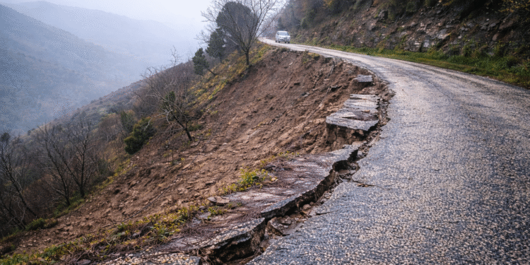 İncirliova’da heyelan Yolun bir kısmı çöktü