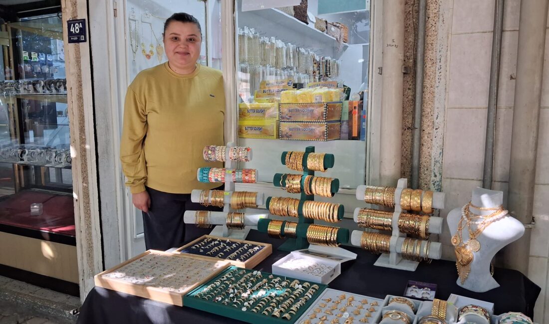 İncirliova’da kadınlara özel takı dükkânı açtı Aydın’ın İncirliova ilçesinde Sevgi Yolu üzerinde takı dükkânı açan Pelin