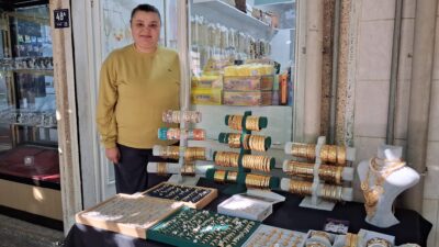 Aydın’ın İncirliova ilçesinde Sevgi Yolu üzerinde takı dükkânı açan Pelin