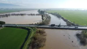 Aydın’ın İncirliova ilçesinde sağanak sonrası taşan Büyük Menderes Nehri’nin, köprü
