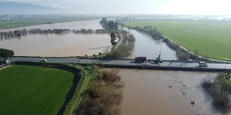 İncirliova’da nehir taştı ekili araziler sulara gömüldü (2)