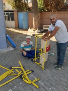 İncirliova’da okul müdürü kaynak makinesiyle sıraları onardı (1)