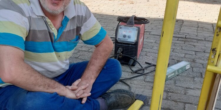 İncirliova’da okul müdürü kaynak makinesiyle sıraları onardı (3)