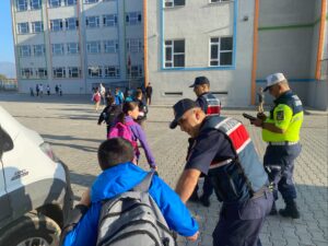 Aydın’ın İncirliova ilçesinde trafik Jandarması ekipleri, öğrencilerin huzur ve güven