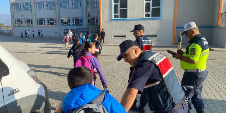 İncirliova’da okul servislerine jandarma denetimi (1)
