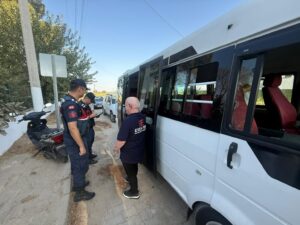 İncirliova’da okul servislerine jandarma denetimi (2) İncirliova’da okul servislerine jandarma denetimi (2)