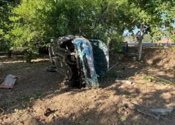 İncirliova’da otomobil bahçeye devrildi 4 yaralı