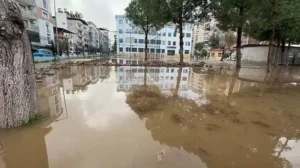 Aydın‘ın İncirliova ilçesinde sağanak etkili oldu. İlçede yollar göle dönerken, sürücüler trafikte