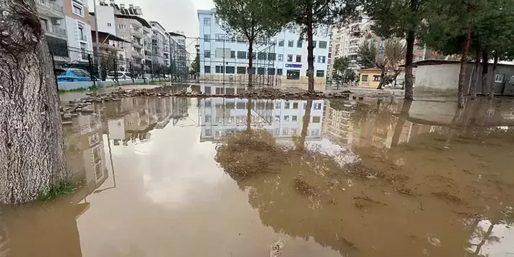 İncirliova'da sağanak nedeniyle yollar göle döndü (2)