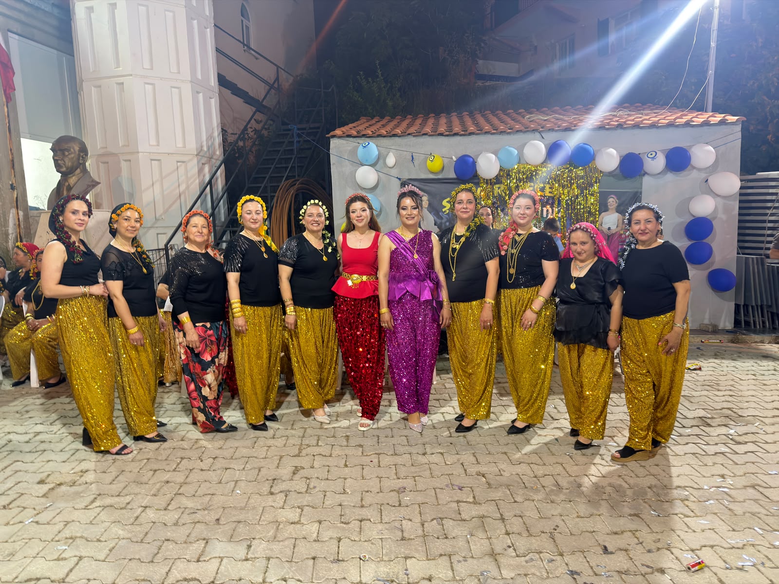 İncirliova'da doğup büyüyen Ceylin Oktay, çocuk yaşta başladığı müzik serüvenini