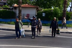 Aydın-İzmir karayolundaki asfalt çalışması nedeniyle trafik aksadı, vatandaş zor anlar