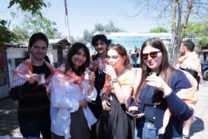 İncirliova’da üniversite öğrencileri deveye hayran kaldı (2)