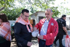 İncirliova’da üniversite öğrencileri deveye hayran kaldı (4)