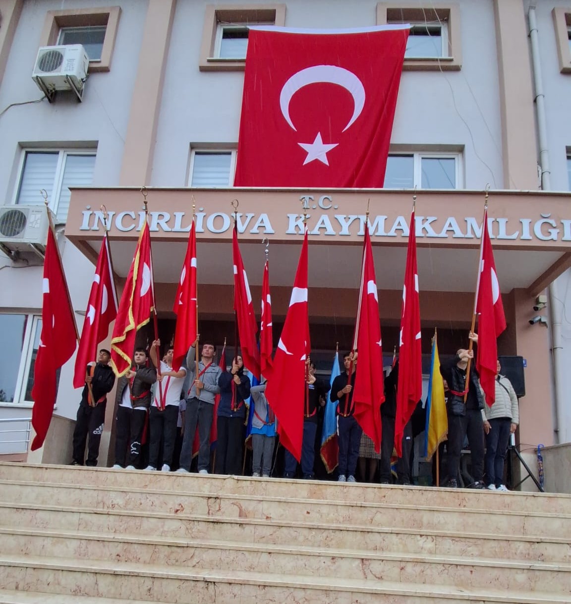 Aydın’ın İncirliova ilçesinde 29 Ekim Cumhuriyet Bayramı kutlamaları, sağanak yağışa