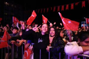 İncirliovalılar Aleyna Tilki ile coştu (1) İncirliovalılar Aleyna Tilki ile coştu (1)