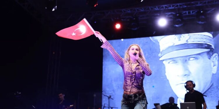 İncirliovalılar Aleyna Tilki ile coştu (2)