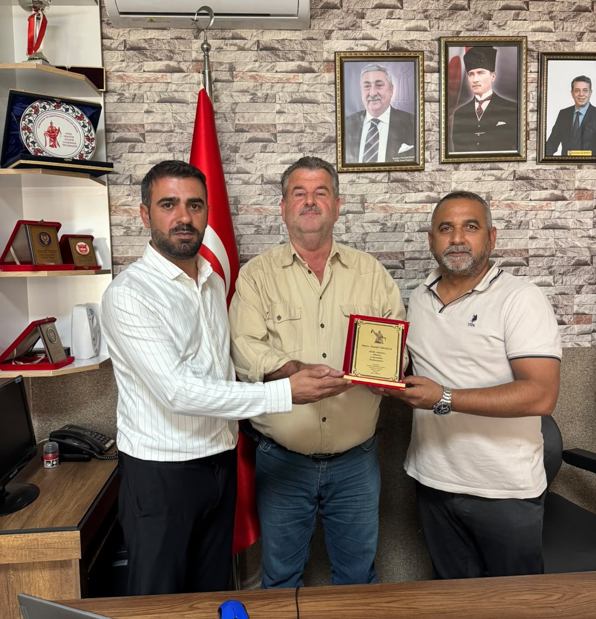 Incirliova’nin 38 yillik esnafi Yilin Ahisi secildi (1) Incirliova’nin 38 yillik esnafi Yilin Ahisi secildi (1)