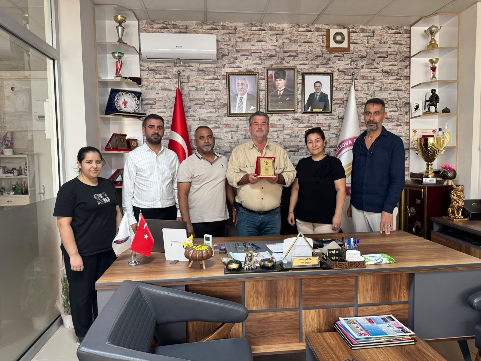 Incirliova’nin 38 yillik esnafi Yilin Ahisi secildi (2) Incirliova’nin 38 yillik esnafi Yilin Ahisi secildi (2)