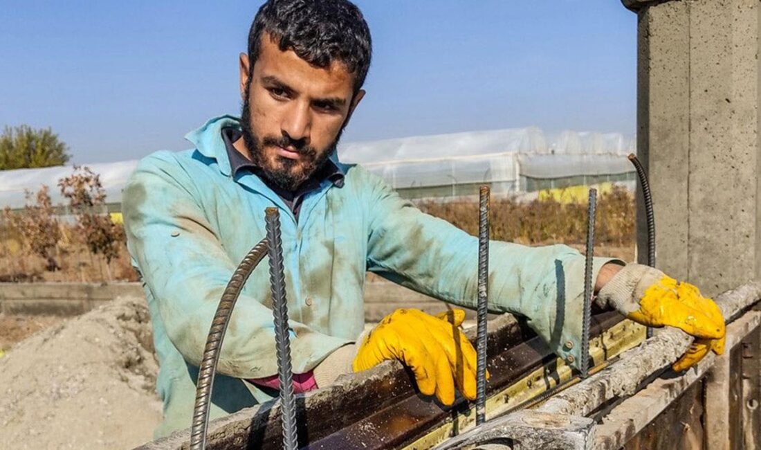 Antalya'da dedesi ve babası gibi inşaatlarda çalışırken bir yandan antrenman