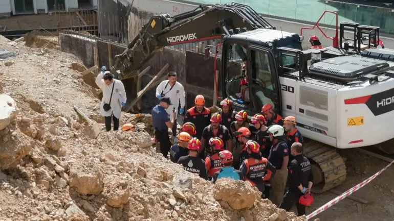 İnşaatta göçük faciası: 1 işçi öldü, 4 kişi gözaltında Başakşehir'de inşaat sırasında istinat duvarının çökmesi sonucu meydana gelen göçükte