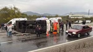 İşçi servis midibüsü devrildi 1 ölü, 19 yaralı İşçi servis midibüsü devrildi 1 ölü, 19 yaralı