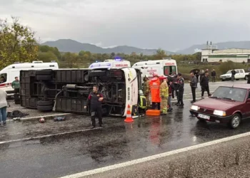 İşçi servis midibüsü devrildi 1 ölü, 19 yaralı
