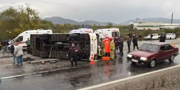İşçi servis midibüsü devrildi 1 ölü, 19 yaralı