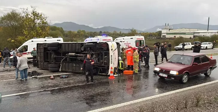 İşçi servis midibüsü devrildi 1 ölü, 19 yaralı