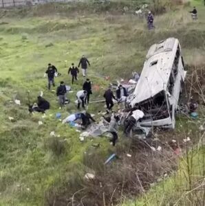 Esenyurt‘ta işçi servisi şarampole yuvarlandı. Kazada 4 kişi hayatını kaybederken,