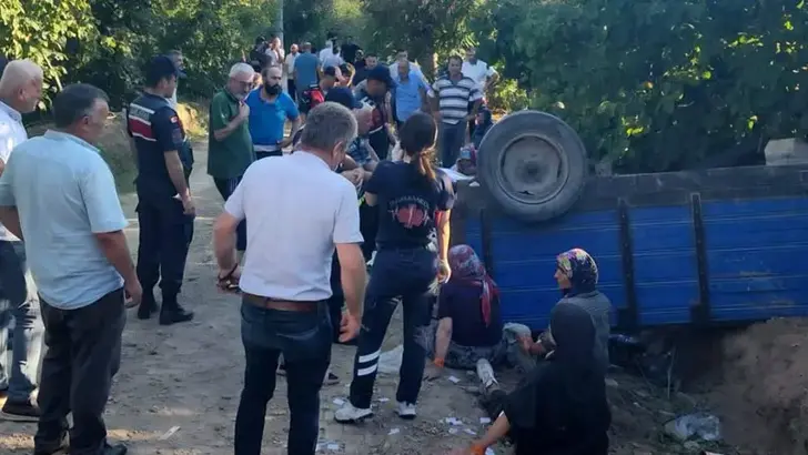 İşçileri taşıyan traktör devrildi: 18 yaralı Sakarya’nın Hendek ilçesinde fındık işçilerini taşıyan traktörün devrilmesi sonucu 18