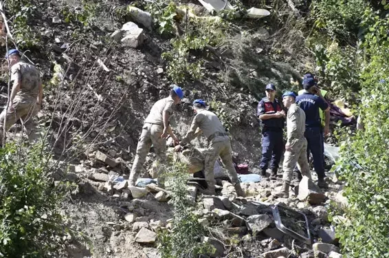 İşçilerini taşıyan minibüs uçuruma yuvarlandı 3 ölü, 18 yaralı